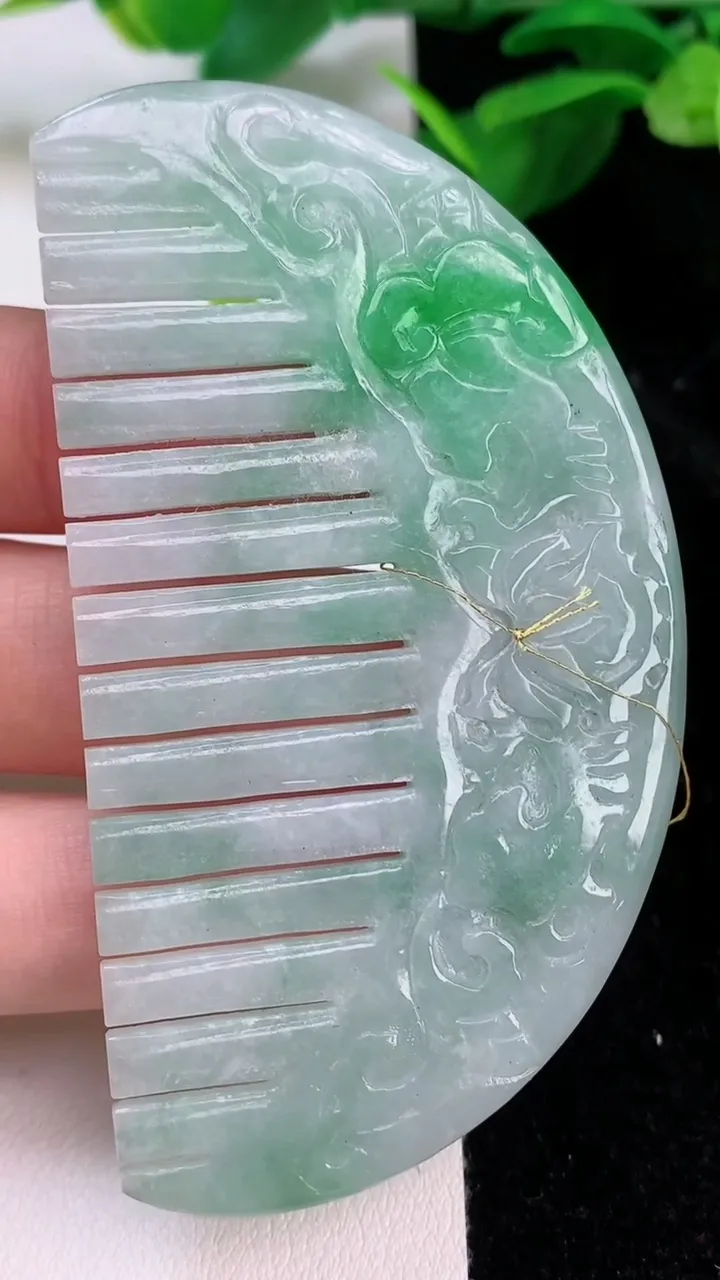 天然A货翡翠雕花梳子，尺寸73.4-41.5-3.2，重量:19.64g
7月9日