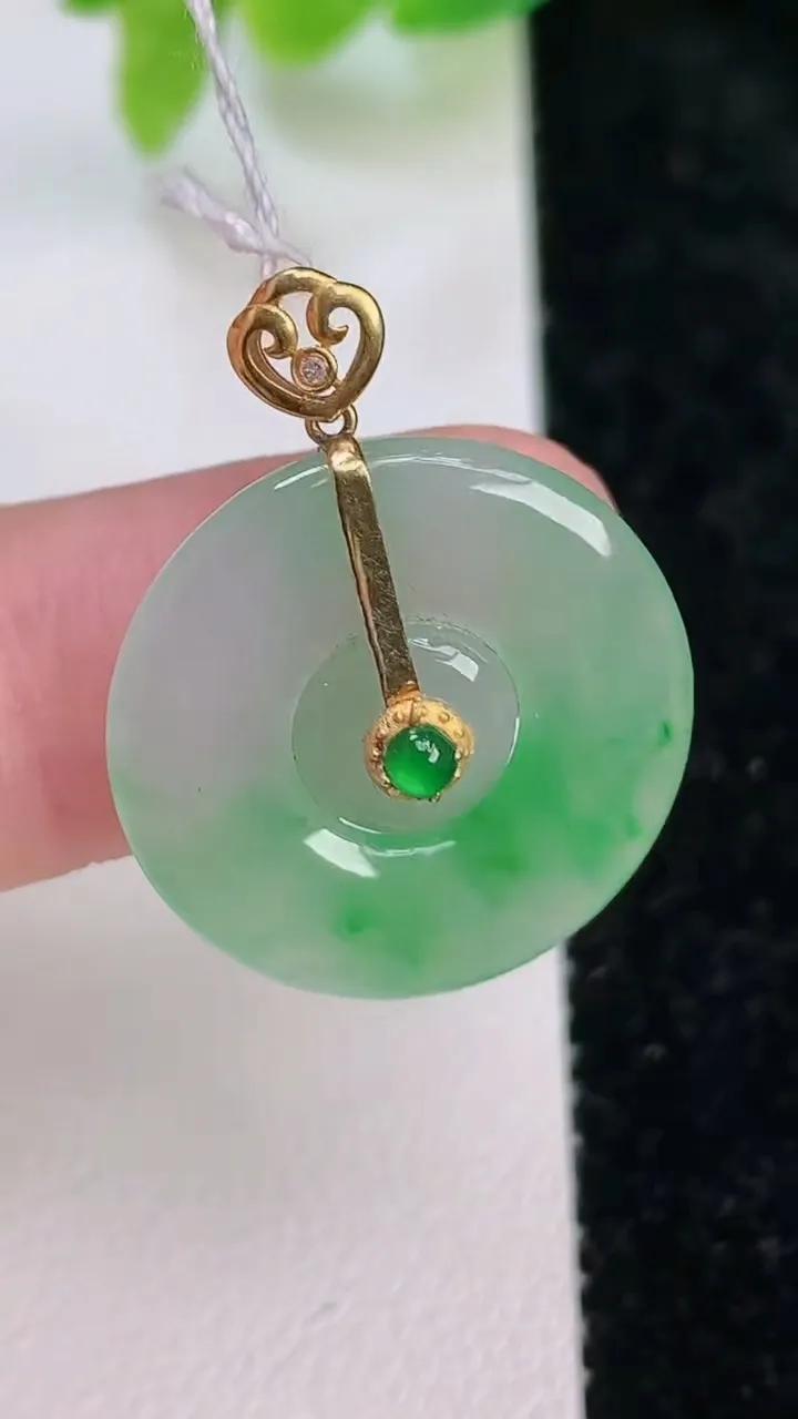 天然A货翡翠母子平安扣吊坠，尺寸20.5-3.7，重量:2.68g
7月9日