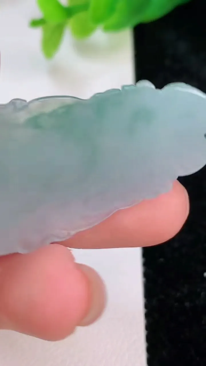 天然A货翡翠飘花观音头吊坠，尺寸42-23.5-5.2，重量:11.16g
7月9日
