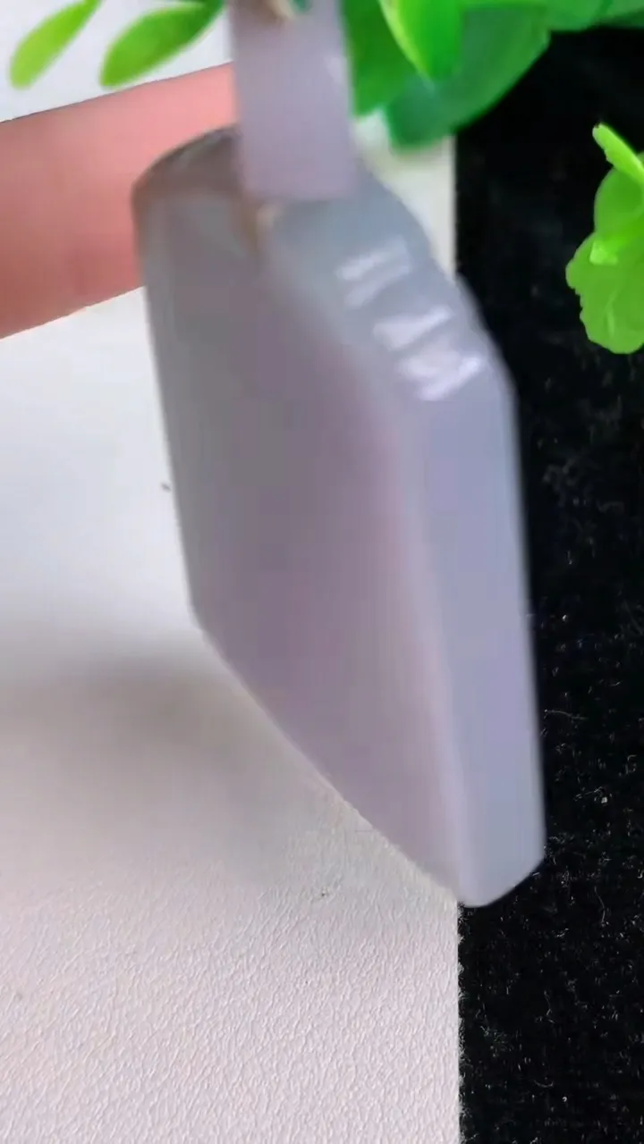 天然A货翡翠春带彩紫罗兰仿古无事牌吊坠，尺寸56-34.6-6.6，重量:38.94g
7月10日