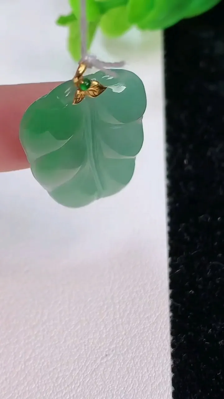 天然A货翡翠金枝玉叶 叶子吊坠，尺寸30-19-4，重量:4.37g
7月10日