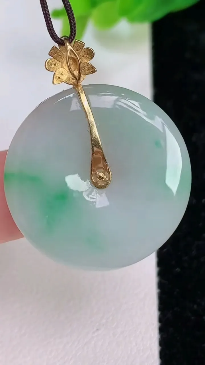 天然A货翡翠平安扣吊坠，尺寸26.4-4.5，重量:7.41g
7月10日
