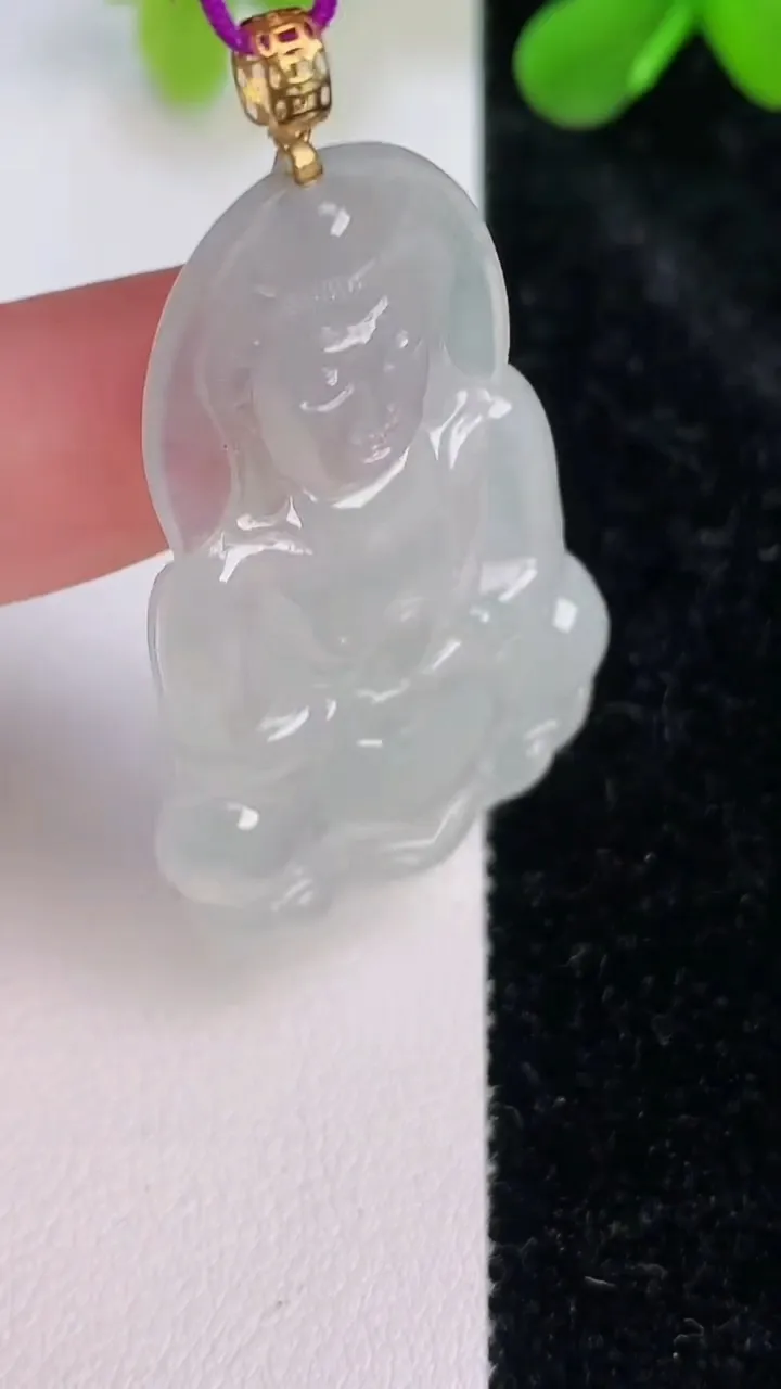 天然A货翡翠种白冰观音菩萨吊坠，尺寸44-27.4-4.3，重量:9.00g
7月10日
