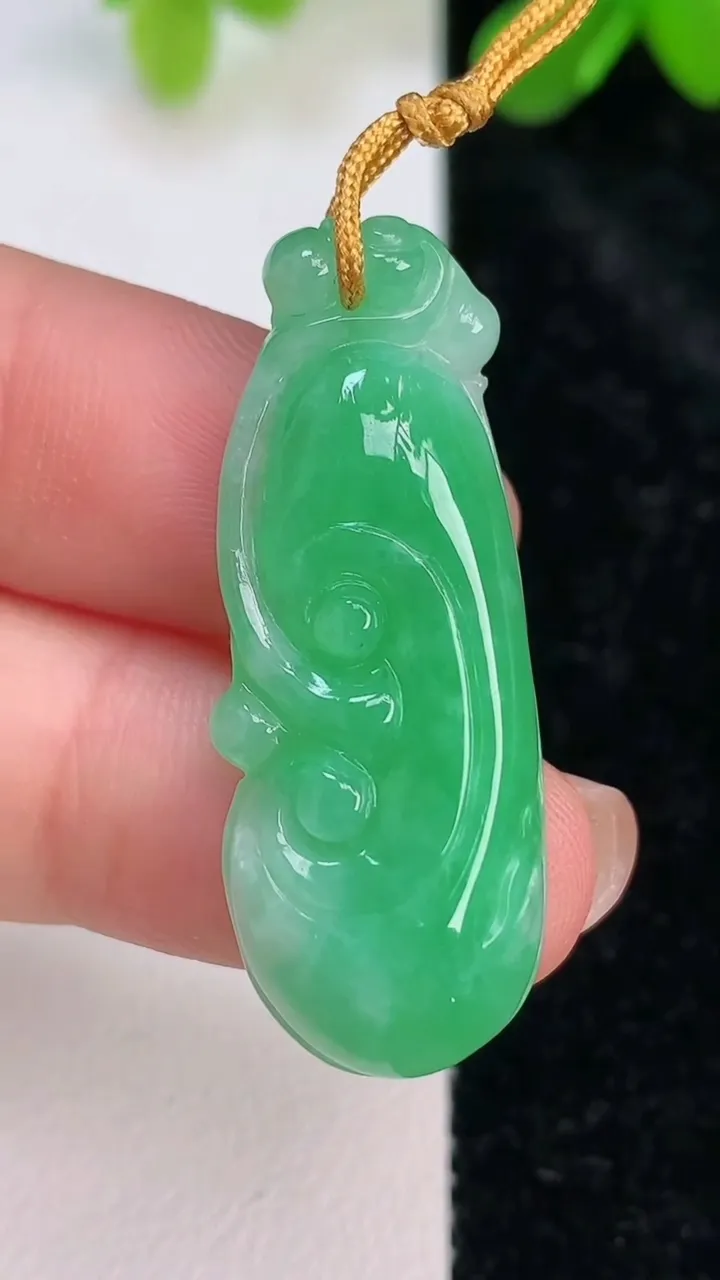 天然A货翡翠如意吊坠，尺寸37-14.4-6，重量:5.24g
7月10日