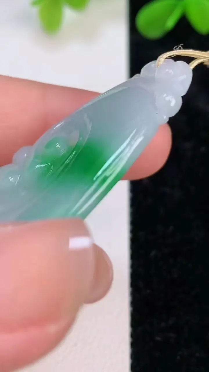 天然A货翡翠如意吊坠，尺寸4592-24-6，重量:11.00g
7月10日