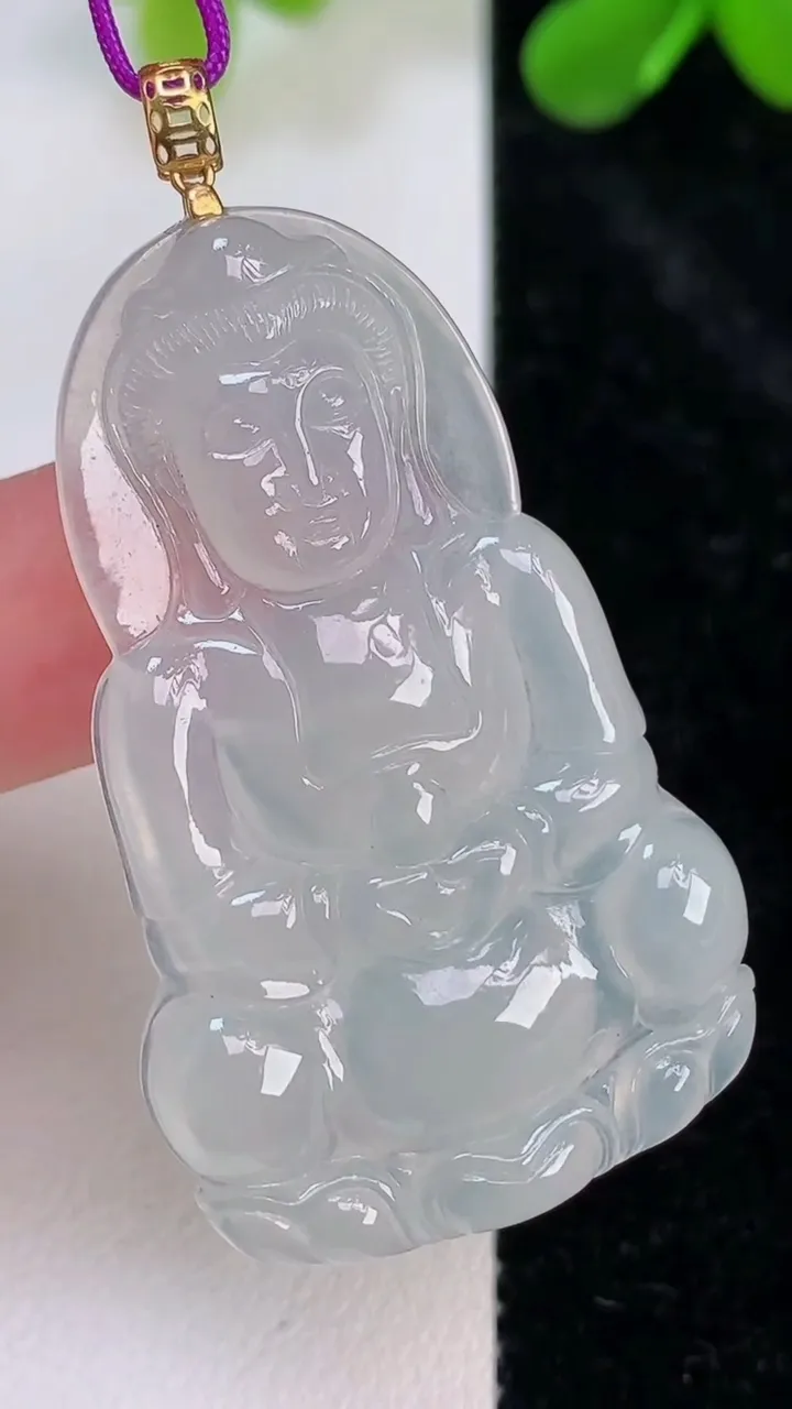 天然A货翡翠种白冰观音菩萨吊坠，尺寸44-27.4-4.3，重量:9.00g
7月10日