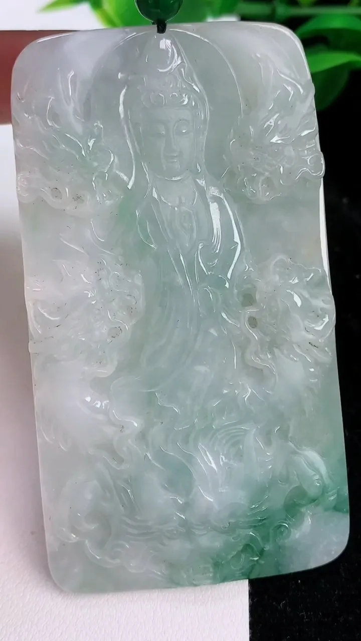 天然A货翡翠飘花九龙至尊 观音菩萨吊坠，尺寸78.8-44-7.2，重量:61.60g
7月10日