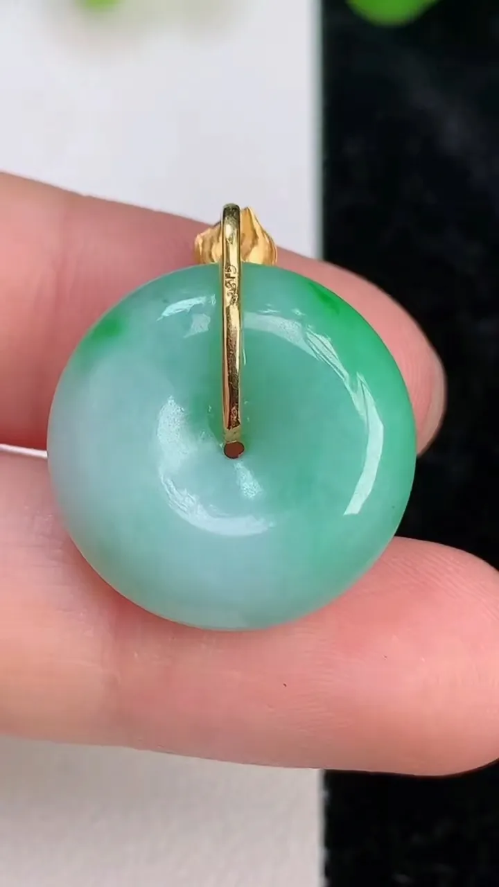 天然A货翡翠平安扣吊坠，尺寸19.8-5.5，重量:4.65g
7月10日