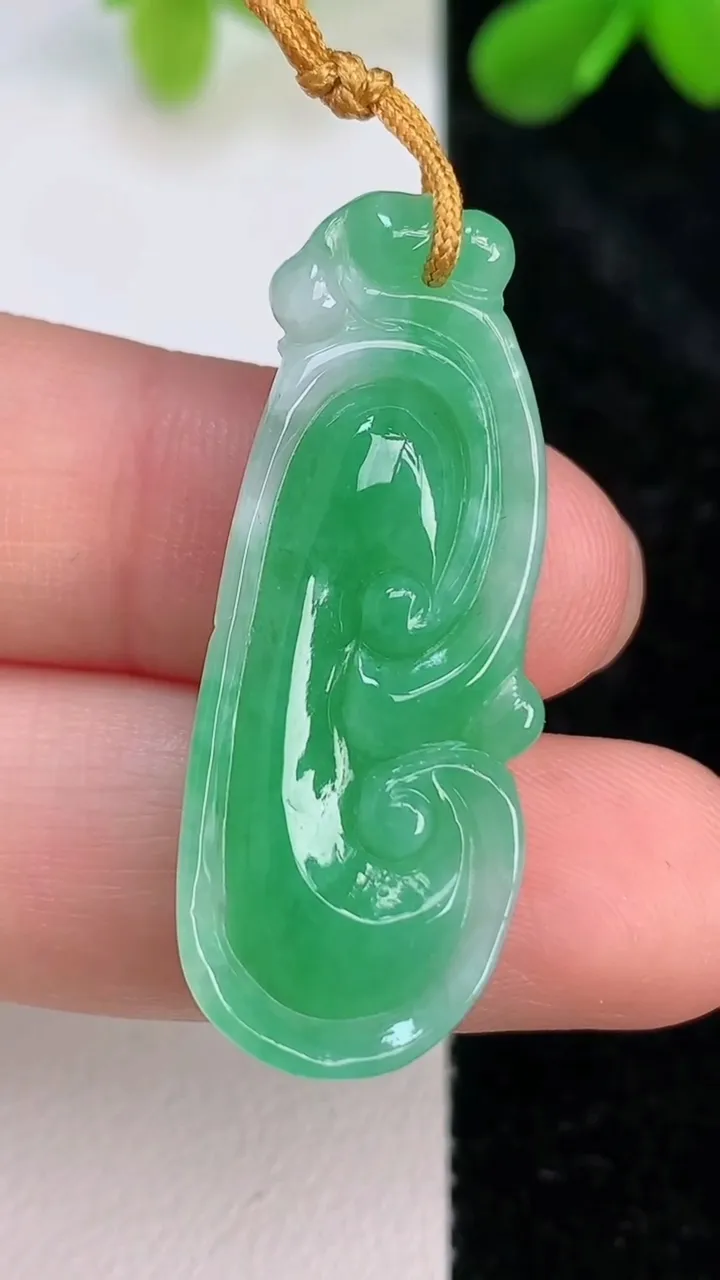 天然A货翡翠如意吊坠，尺寸37-14.4-6，重量:5.24g
7月10日