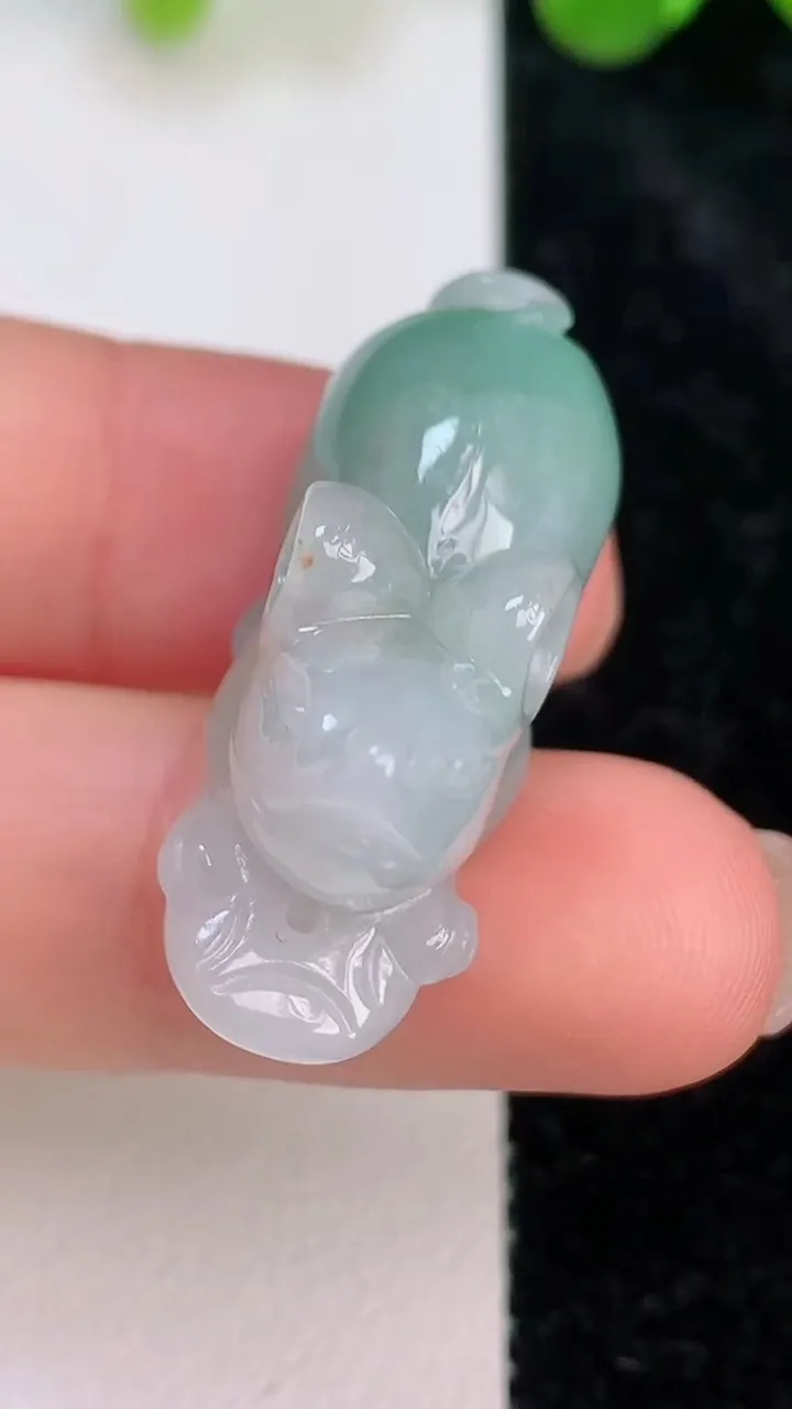 天然A货翡翠生肖鼠吊坠，尺寸29-1295-15，重量:11.63g
7月10日
