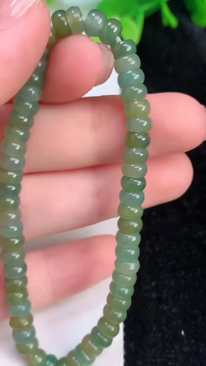 天然A货翡翠货蓝水双彩算盘珠手串，尺寸5.4-2.7，重:11.07g7月10日
工厂直销收藏佳品,种好水足，色泽均匀，有种有色，上手高大气！