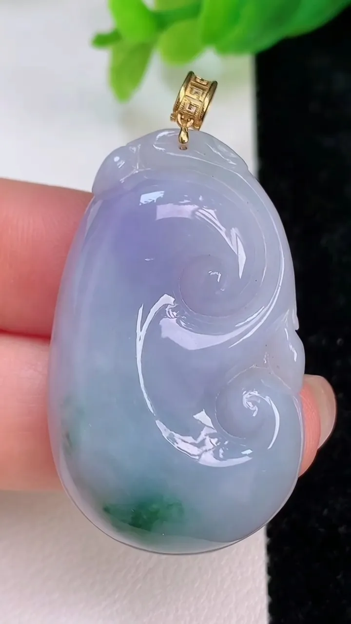 天然A货翡翠18k金春带彩紫罗兰如意吊坠，尺寸40-23.8-5.8，重量:10.20g
7月10日