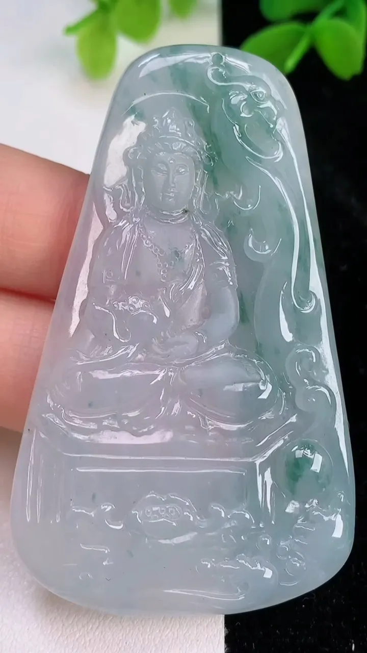 天然A货翡翠飘花大势至观音菩萨吊坠，尺寸65-38.3-3.8，重量:23.17g
7月10日