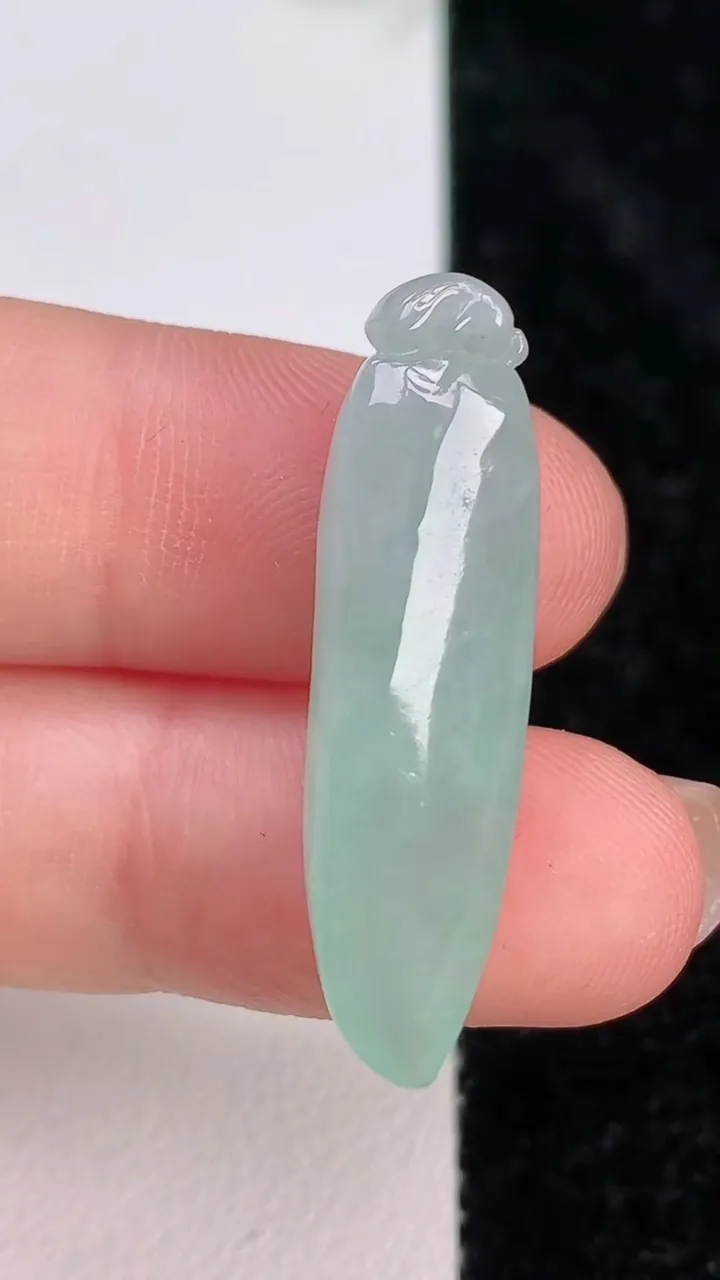 天然A货翡翠福瓜吊坠，尺寸32.8-9-6.6，重:3.84g
7月10日