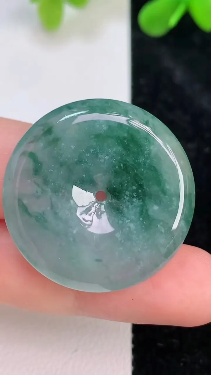 天然A货翡翠飘花平安扣吊坠，尺寸30-5，重量:10.43g
7月10日