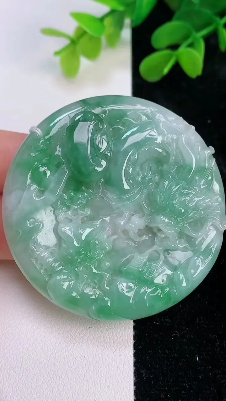 天然A货翡翠龙牌吊坠，尺寸52.8-6，重量:31.33g
7月10日