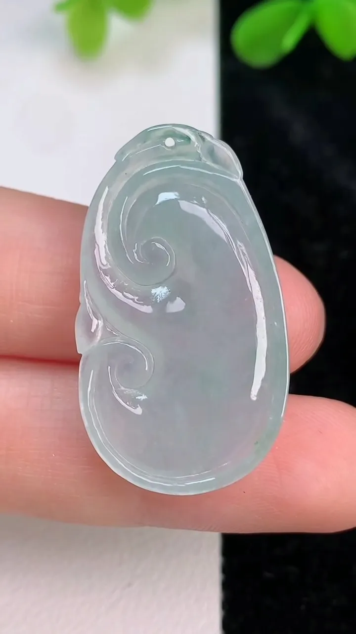 天然A货翡翠如意吊坠，尺寸33.2-19-4.2，重量:5.06g
7月10日