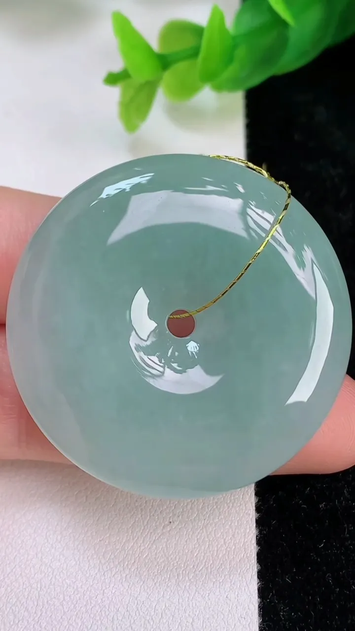 天然A货翡翠平安扣吊坠，尺寸39.8-7.2，重量:24.98g
7月10日