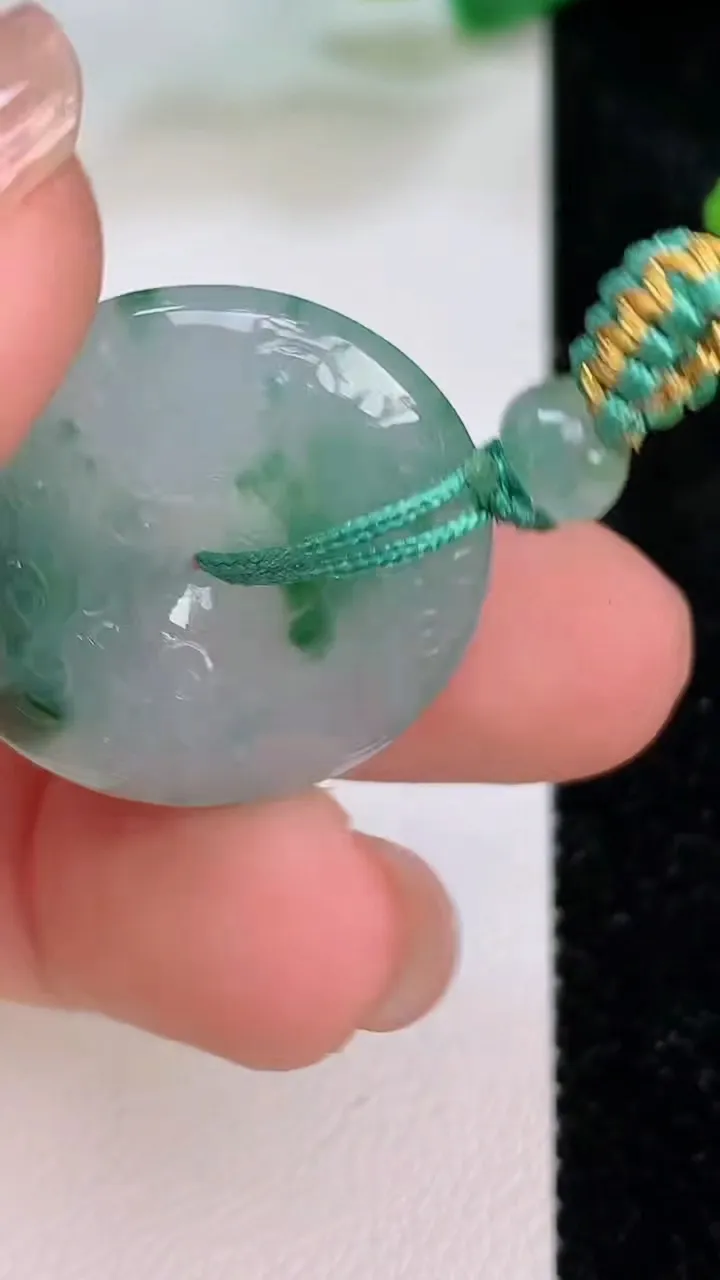 天然A货翡翠雕花平安扣吊坠，尺寸24.6-6，重量:7.82g
7月10日