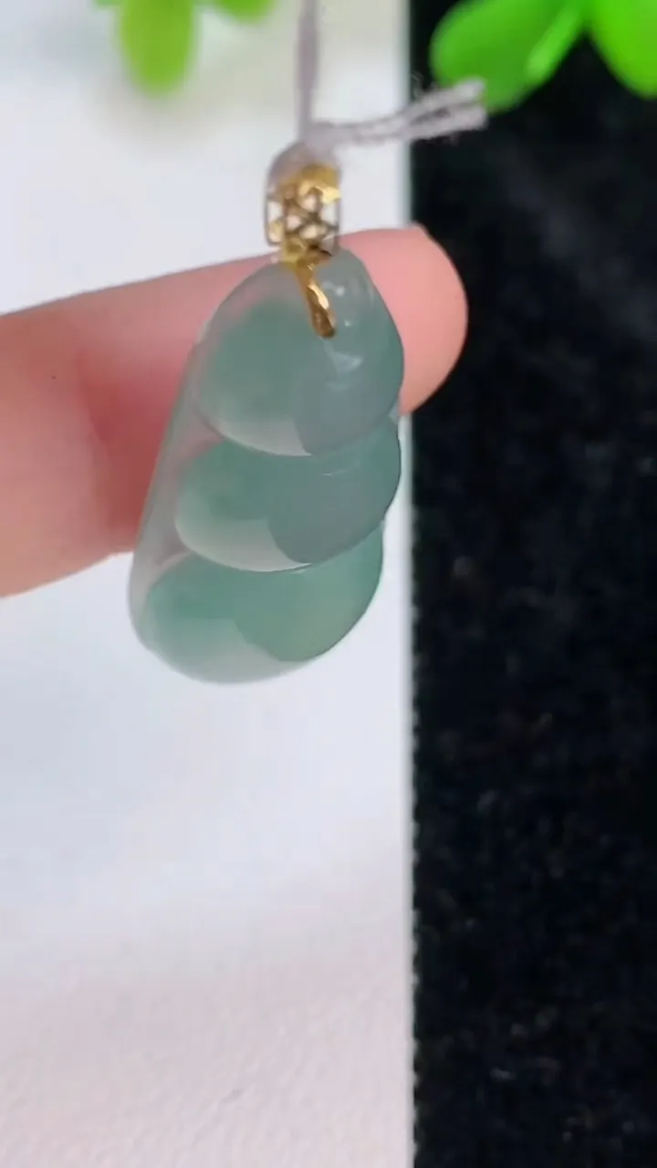 天然A货翡翠福豆吊坠，尺寸33-14-5.7，重量:4.67g
7月10日