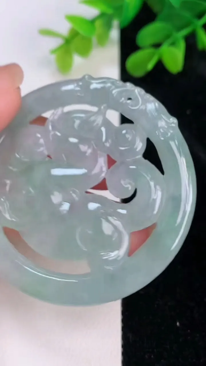 天然A货翡翠麒麟吊坠，尺寸54.2-4.6，重量:25.20g
7月10日
