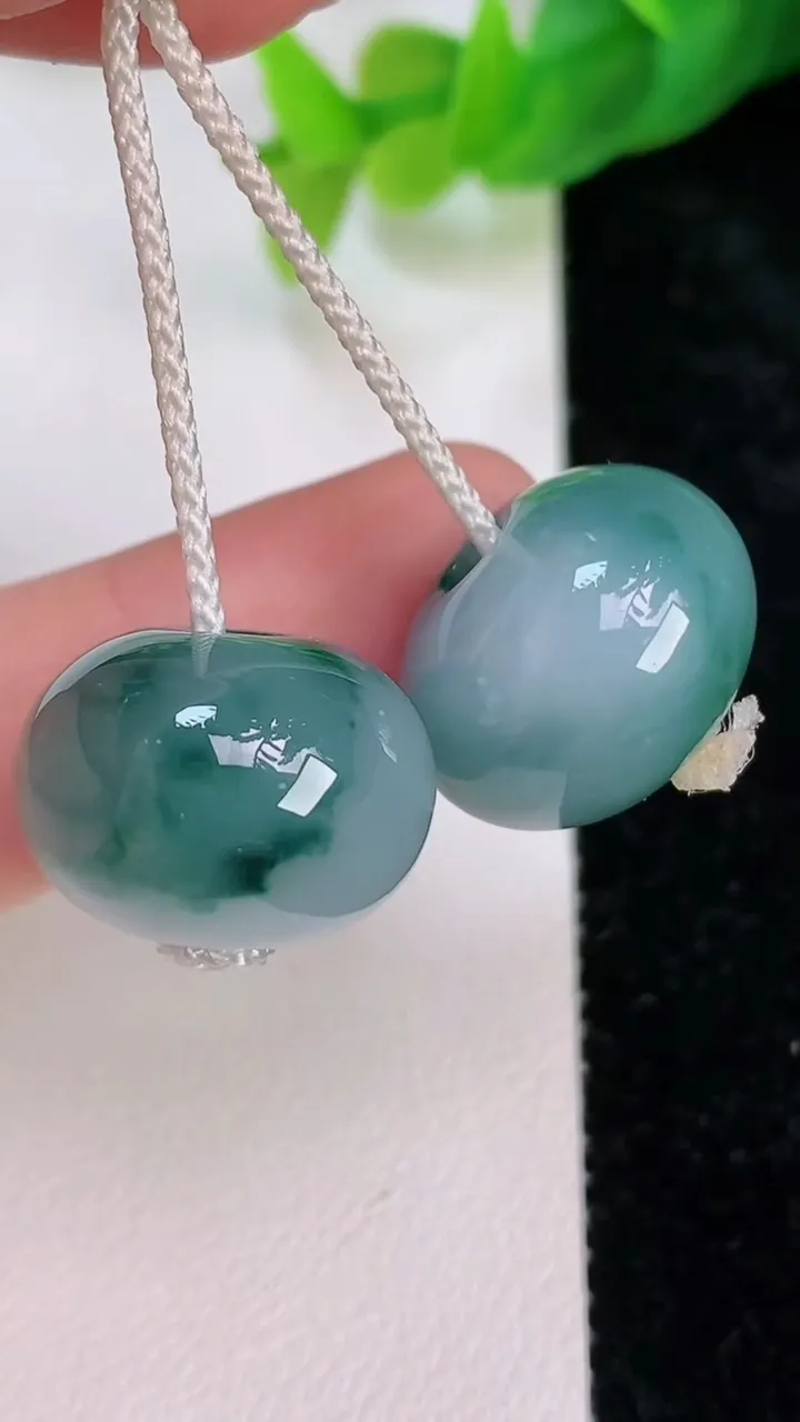 天然A货翡翠飘花路路通吊坠一对，尺寸17.5-12.4，重量:14.62g
7月10日
