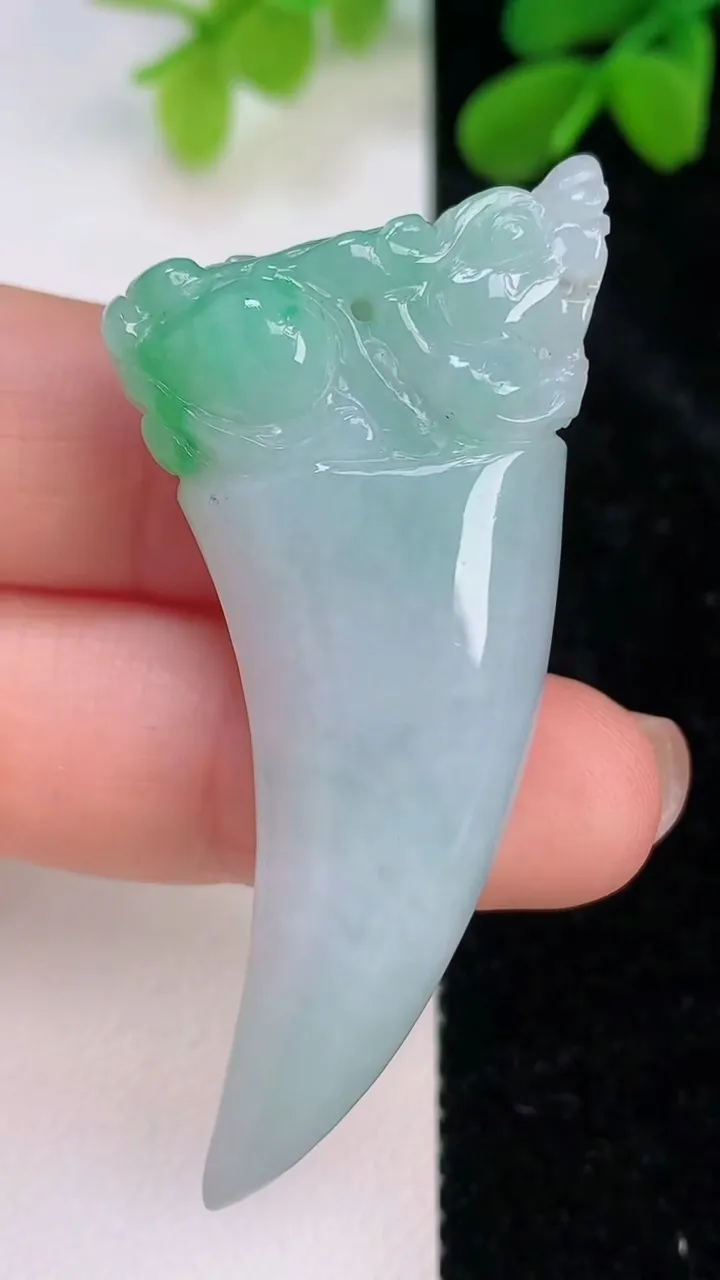 天然A货翡翠象牙吊坠，尺寸44-23.7-12.2，重量:18.92g
7月10日