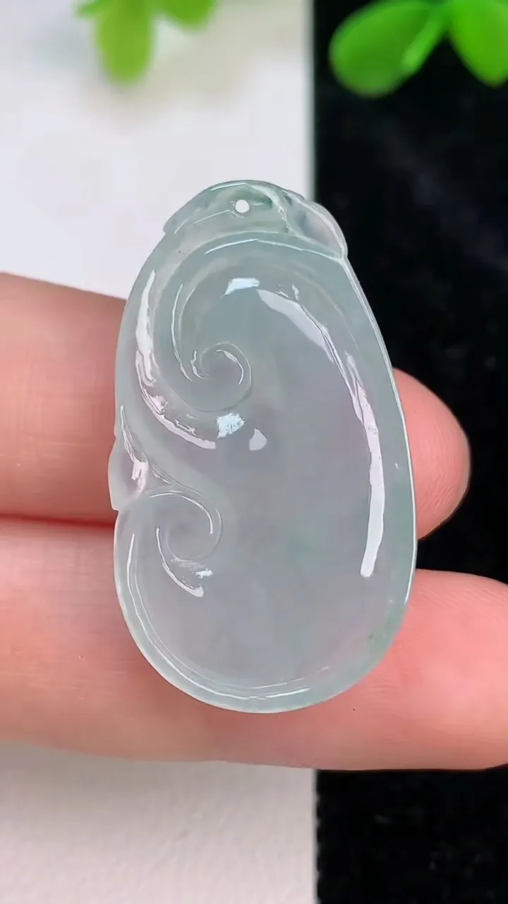 天然A货翡翠如意吊坠，尺寸33.2-19-4.2，重量:5.06g
7月10日