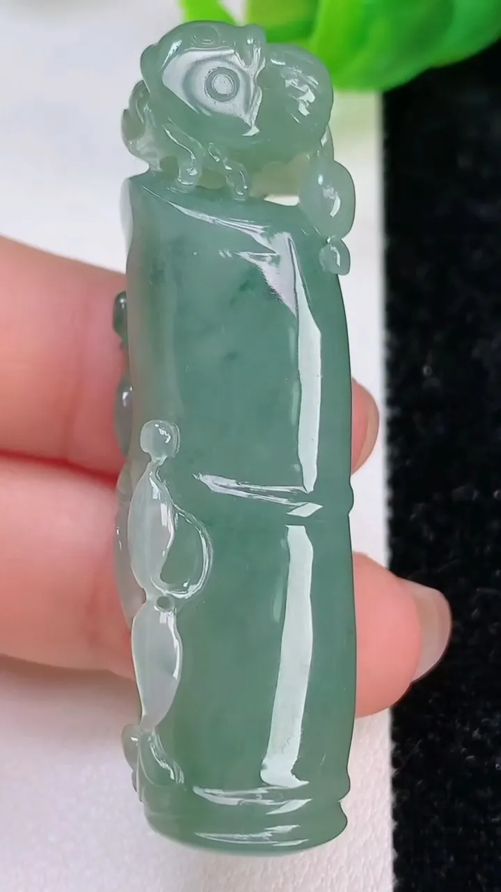 天然A货翡翠一鸣惊人 竹节吊坠，尺寸54.5-15-15.5，重量:24.96g
7月10日