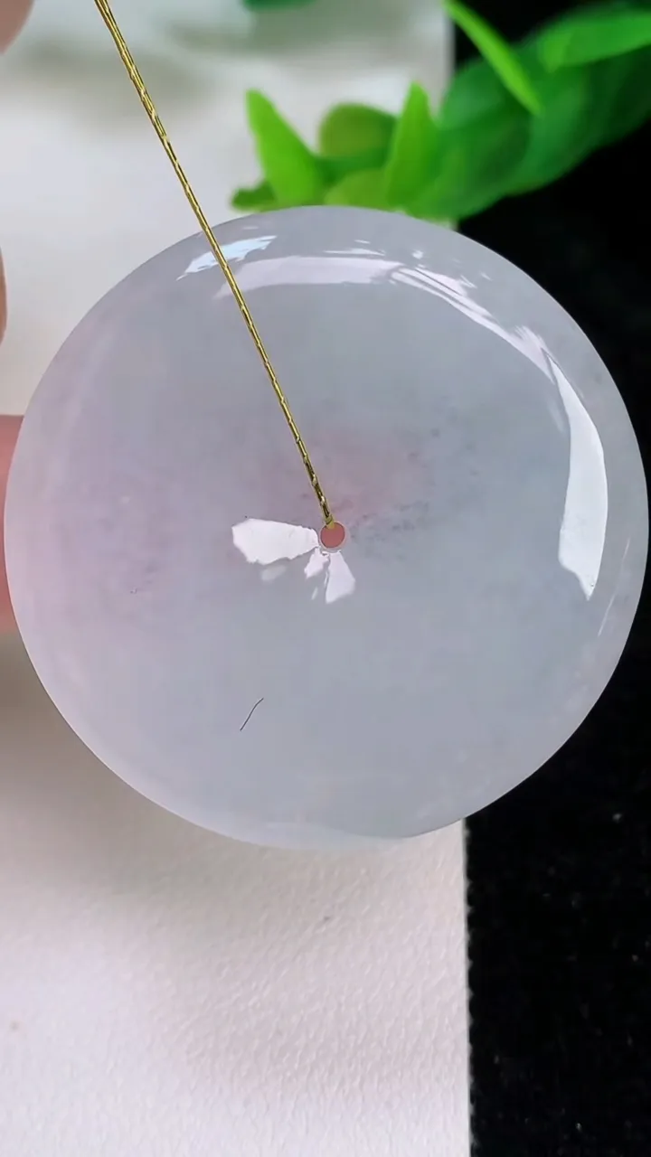 天然A货翡翠平安扣吊坠，尺寸40.5-6，重量:21.06g
7月10日