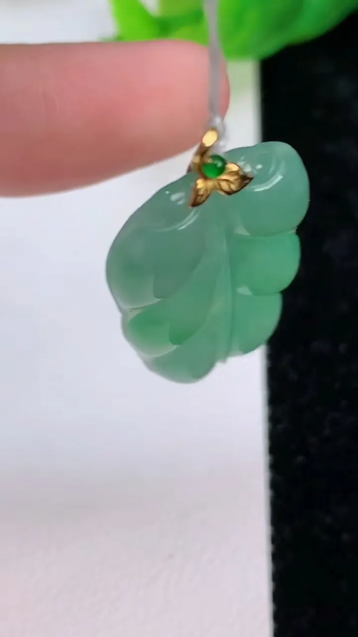 天然A货翡翠金枝玉叶 叶子吊坠，尺寸28.7-16.8-3.8，重量:3.85g
7月10日