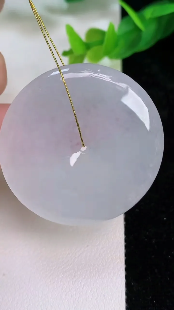 天然A货翡翠平安扣吊坠，尺寸40.5-6，重量:21.06g
7月10日