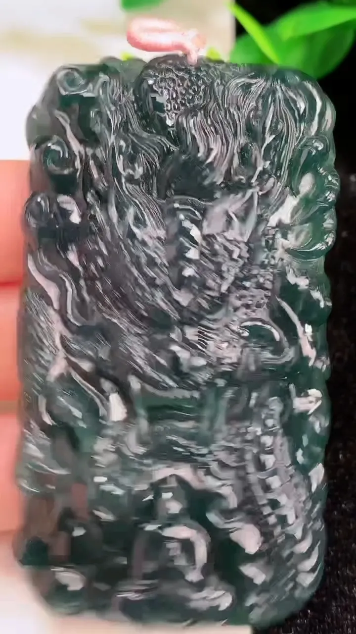 天然A货翡翠龙牌吊坠，尺寸69-37-5.7，重量:43.99g
7月10日