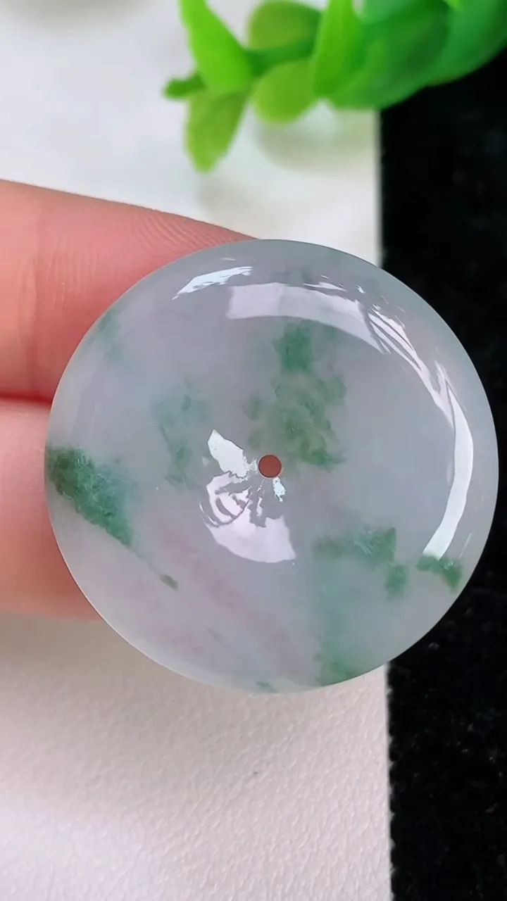 天然A货翡翠飘花平安扣吊坠，尺寸30.6-5.4，重量:10.57g
7月10日