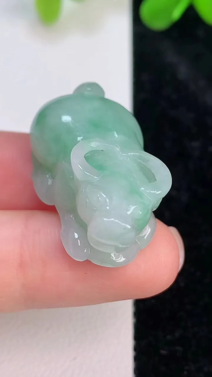 天然A货翡翠生肖牛吊坠，尺寸30.2-18-12.8，重量:13.90g
7月10日