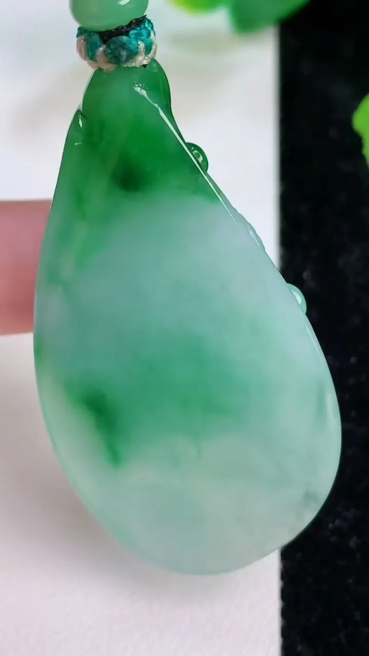 天然A货翡翠生肖羊吊坠，尺寸54.3-27-8，重量:21.38g
7月10日