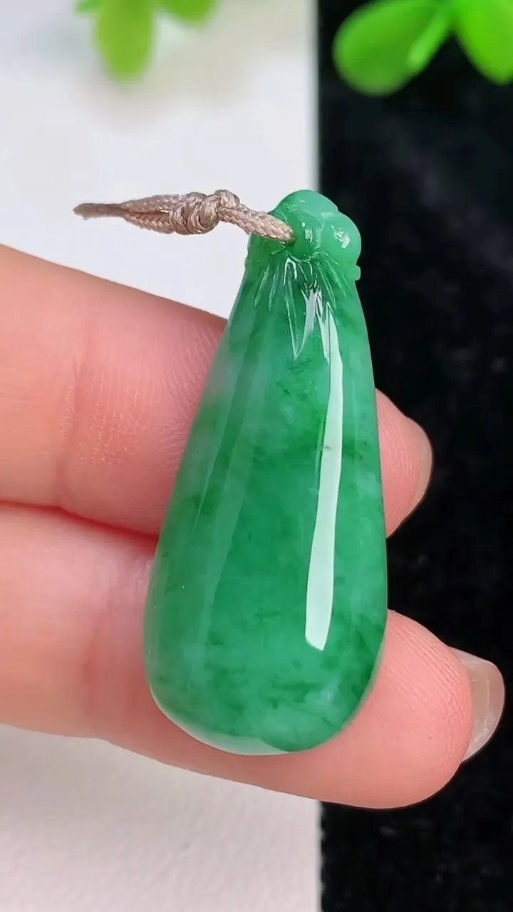 天然A货翡翠福瓜吊坠，尺寸33.8-15-6，重量:5.36g
7月10日