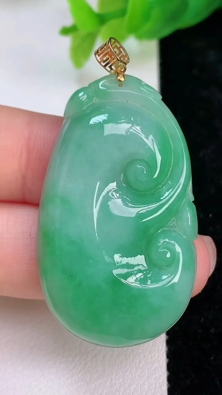 天然A货翡翠如意吊坠，尺寸41.3-25.3-5.8，重量:12.11g
7月10日