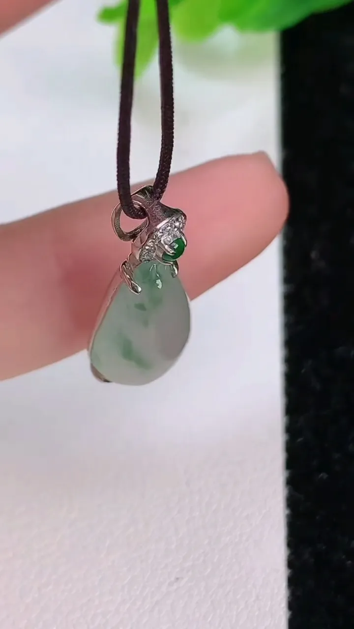 天然A货翡翠种飘花福瓜吊坠，尺寸16.4-9-5.6，重量:2.09g
7月10日