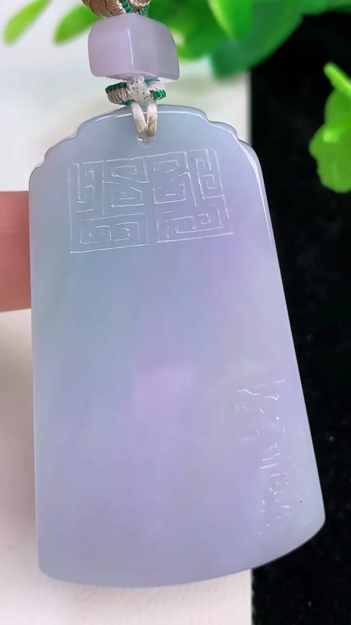 天然A货翡翠春带彩紫罗兰仿古无事牌吊坠，尺寸56-34.6-6.6，重量:38.94g
7月10日