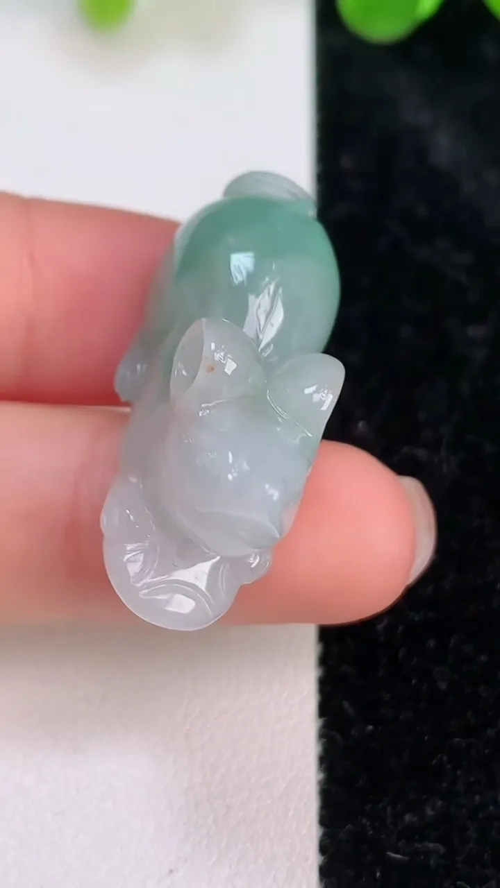 天然A货翡翠生肖鼠吊坠，尺寸29-1295-15，重量:11.63g
7月10日