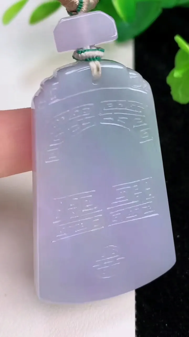 天然A货翡翠春带彩紫罗兰仿古无事牌吊坠，尺寸56-34.6-6.6，重量:38.94g
7月10日