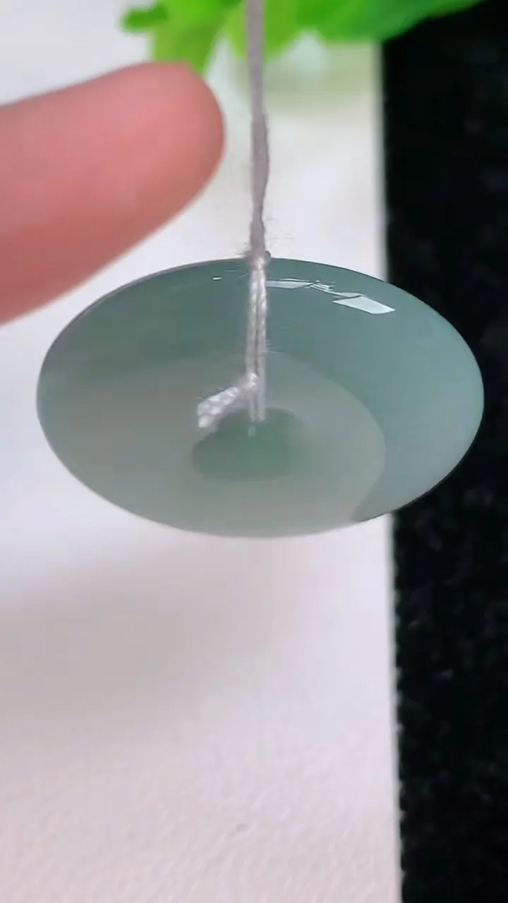 天然A货翡翠平安扣吊坠，尺寸24.2-5.7，重量:7.22g
7月10日