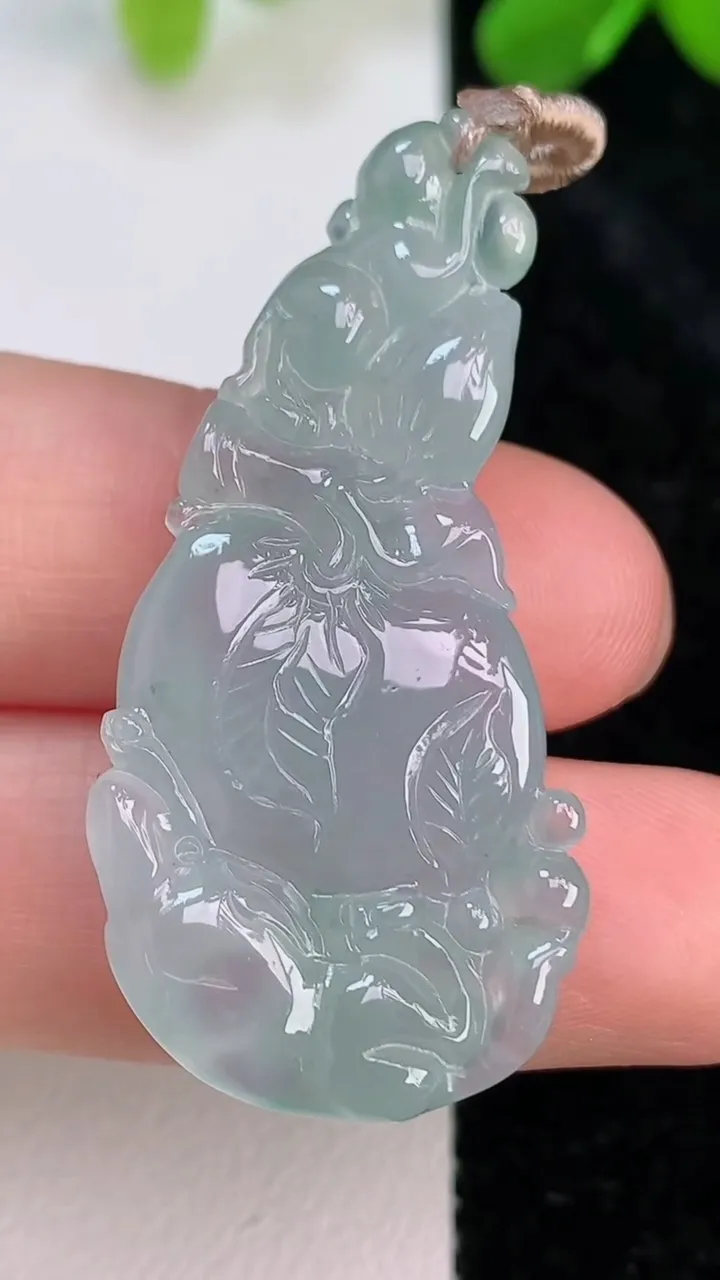 天然A货翡翠今非昔比 蜥蜴吊坠，尺寸43-20.2-8.2，重量:7.45g
7月10日