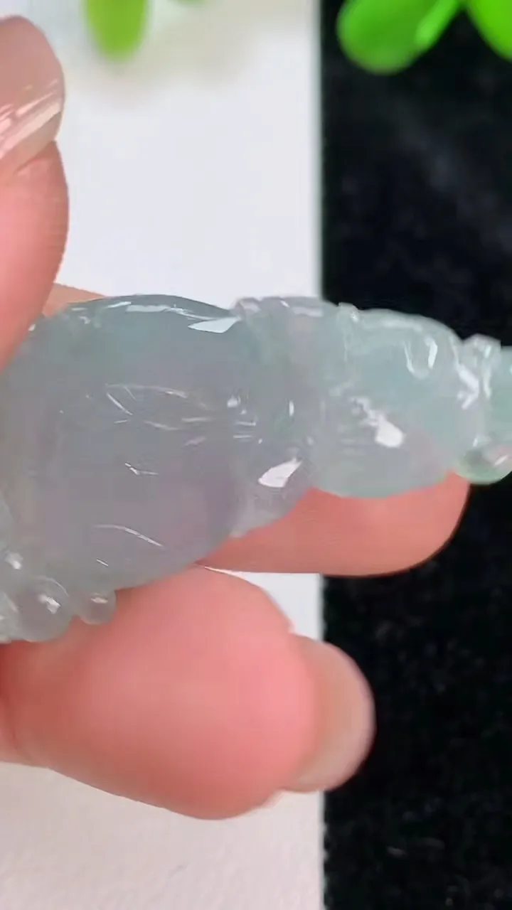 天然A货翡翠今非昔比 蜥蜴吊坠，尺寸43-20.2-8.2，重量:7.45g
7月10日