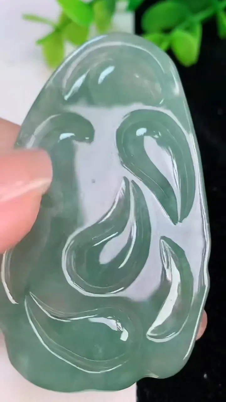 天然A货翡翠龙牌吊坠，尺寸64.3-36.5-8.2，重:31.35g
7月10日