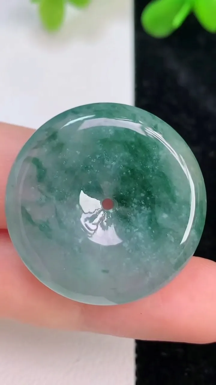 天然A货翡翠飘花平安扣吊坠，尺寸30-5，重量:10.43g
7月10日