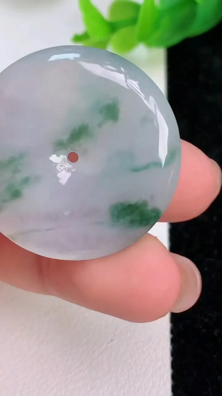 天然A货翡翠飘花平安扣吊坠，尺寸30.6-5.4，重量:10.57g
7月10日