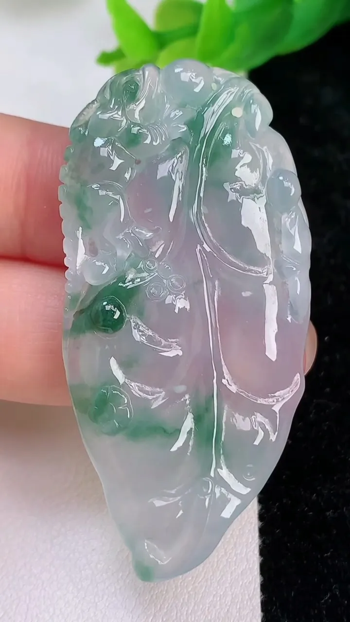 天然A货翡翠今非昔比 蜥蜴吊坠，尺寸52.3-25.5-5，重量:12.40g
7月10日