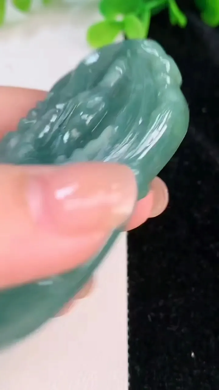 天然A货翡翠蓝水龙牌吊坠，尺寸73-38-11，重:58.23g
7月10日